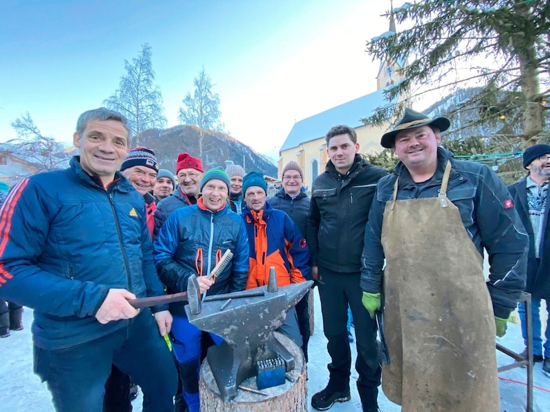 Hier sieht man Wanderer und Handwerker mit Organisator Leo Klammer. (Bild: Wallner Hannes)