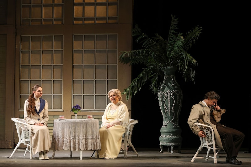 Paula Nocker (Eliza Doolittle), Marianne Nentwich (Mrs. Higgins), Markus Meyer (Prof. Henry Higgins (Bild: © Barbara Pálffy / Volksoper Wien)