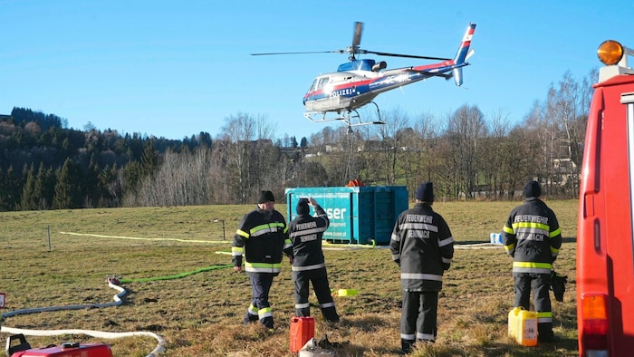 Auch ein Hubschrauber des Innenministeriumsist im Kampf gegen die Flammen im Einsatz.