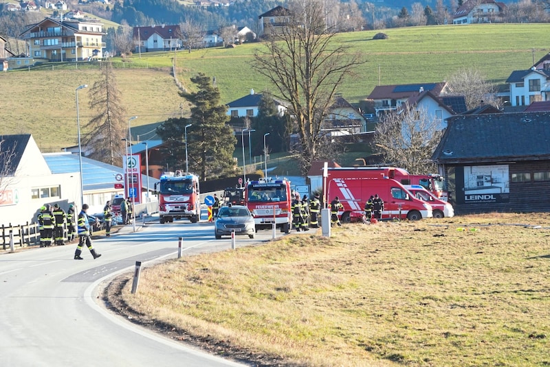 Rund 250 Feuerwehrleute kämpfen gegen die Feuersbrunst. (Bild: Pail Sepp/Sepp Pail)