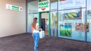 Am 1. Jänner tritt das neue Pfandsystem in Kraft. (Bild: SPAR/Johannes Brunnbauer)