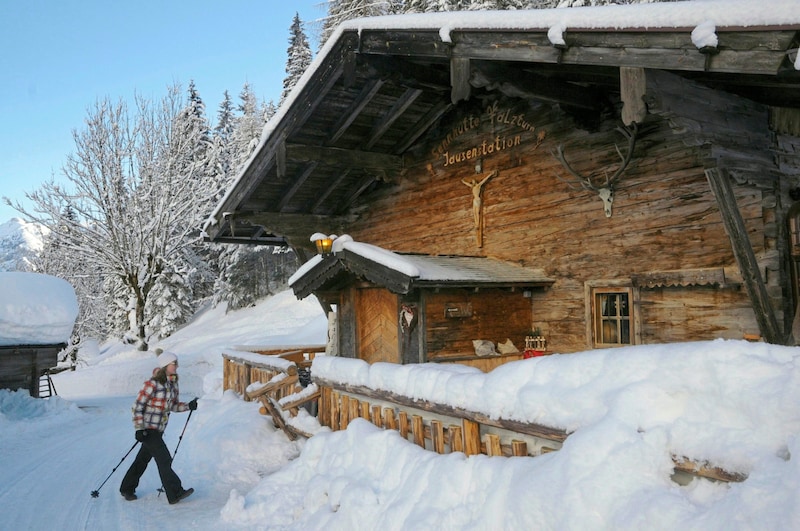 Nach einer Stunde Gehzeit ist die urige Sennhütte Falzthurn erreicht. (Bild: Peter Freiberger)