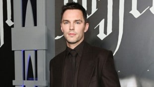 Nicholas Hoult verkörpert in der neuen „Harry Potter“ Serie einen sehr bekannten Charakter.