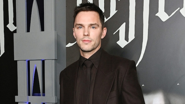 Nicholas Hoult verkörpert in der neuen „Harry Potter“ Serie einen sehr bekannten Charakter.