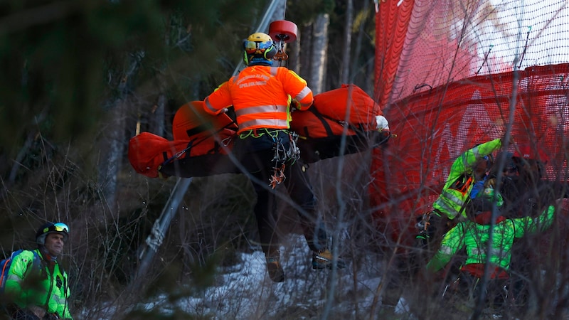 Sarrazin musste mit dem Rettungshubschrauber abtransportiert werden. (Bild: AP ( via APA) Austria Presse Agentur/ASSOCIATED PRESS)