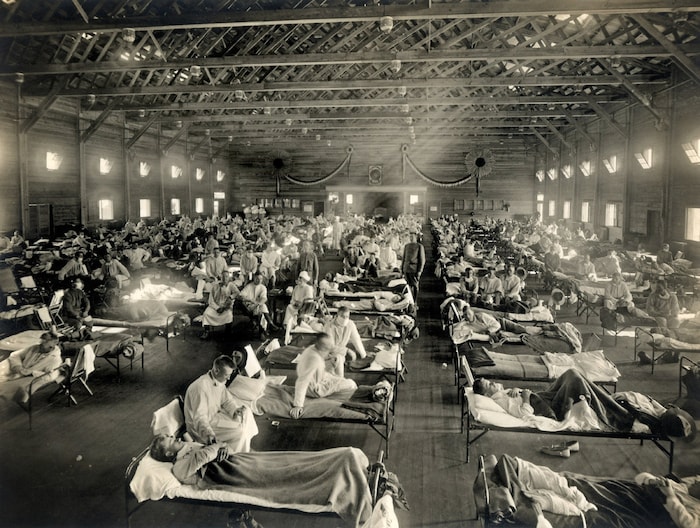 Die Krankenstation von Fort Riley, Kansas, im Frühjahr 1918. Hunderte Rekruten hatten sich ...