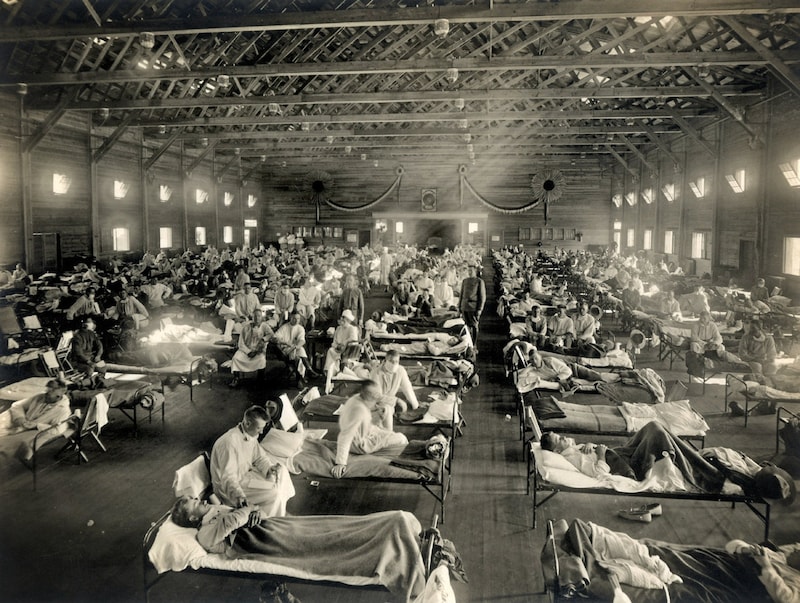 Die Krankenstation von Fort Riley, Kansas, im Frühjahr 1918. Hunderte Rekruten hatten sich innerhalb weniger Tage mit dem aggressiven Grippevirus infiziert. (Bild: picturedesk.com/Science Photo Library / picturedesk.com)