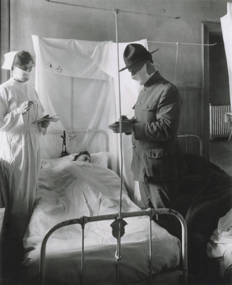 Erkrankte wurden von anderen Patienten isoliert, in ihrer Nähe trug man Schutzmasken.  (Bild: picturedesk.com/Everett Collection / picturedesk.com)