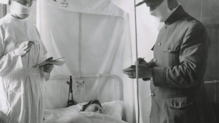 Erkrankte wurden von anderen Patienten isoliert, in ihrer Nähe trug man Schutzmasken.
