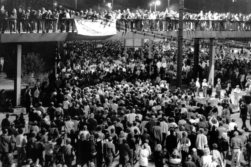 Hunderttausende DDR-Bürger gingen für die Freiheit auf die Straßen. (Bild: Eberhard Klöppel / dpa / picturedesk.com)