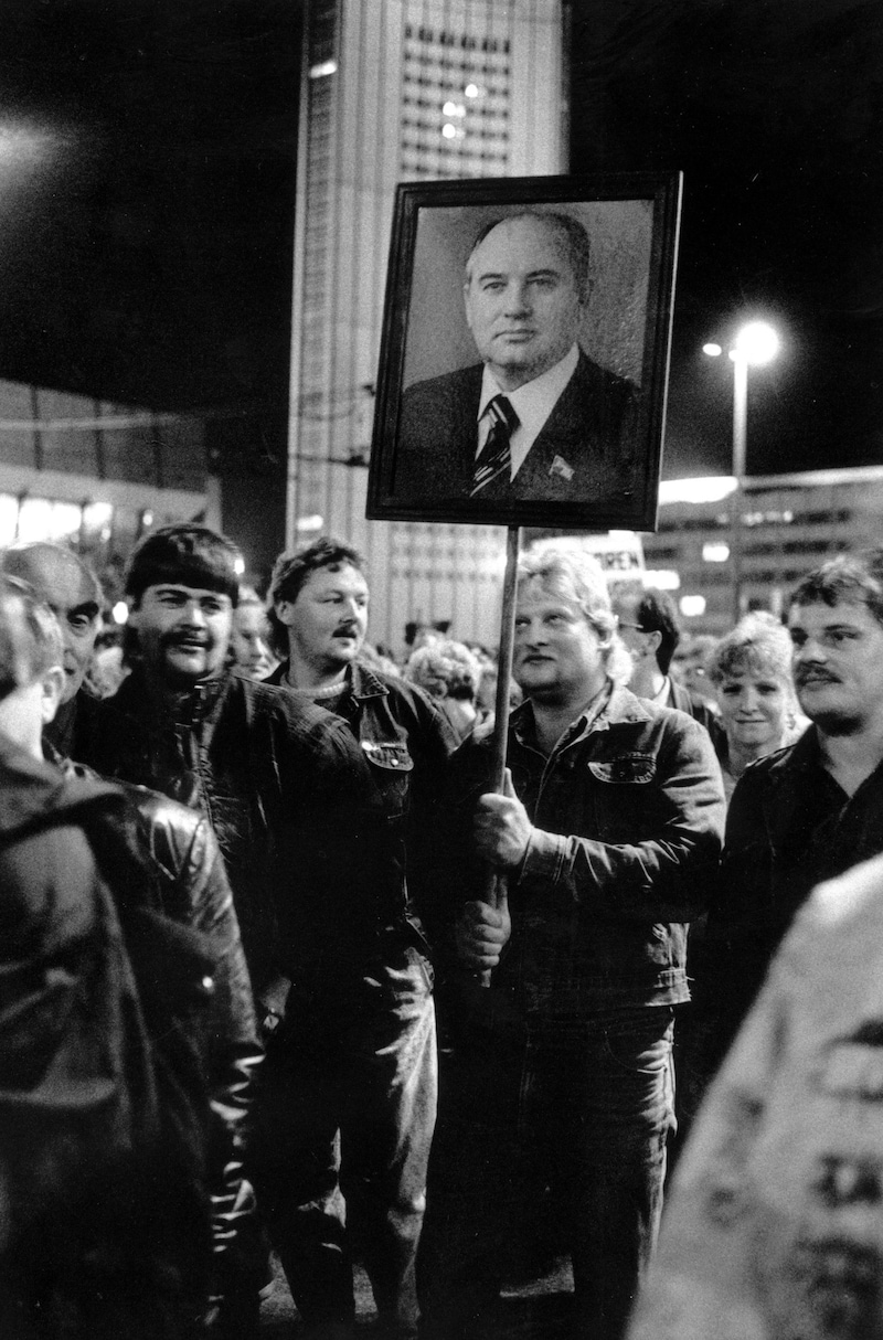 Demonstranten mit einem Bild von Michael Gorbatschow, sie riefen: „Gorbi, hilf uns!“ (Bild: picturedesk.com/Eberhard Klöppel / dpa Picture Alliance / picturedesk.com)