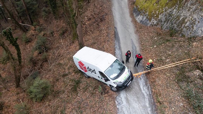 Das Fahrzeug wurde von den Kräften der Feuerwehr geborgen.  (Bild: Bernd Hofmeister)