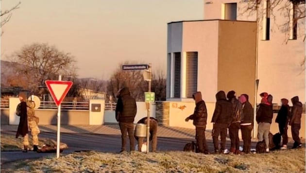 Refugees on Friday morning in Deutschkreutz. (Bild: Schulter Christian)