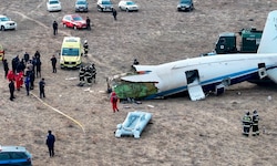 Das Wrack des Embraer 190 von Aserbaidschan Airlines in der Nähe des Flughafens von Aktau, ...