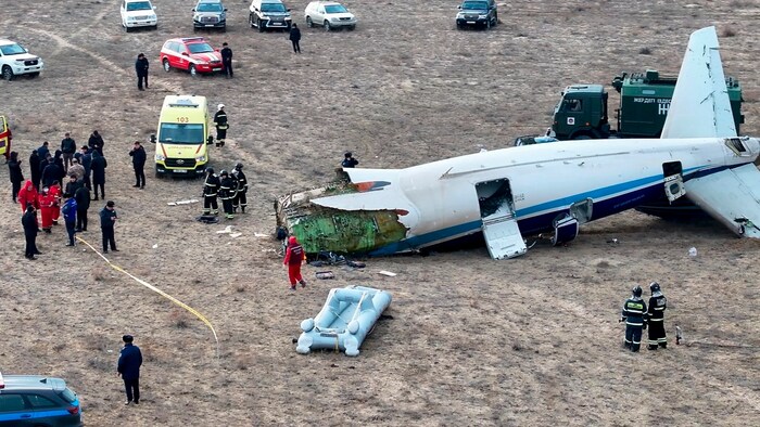 Das Wrack des Embraer 190 von Aserbaidschan Airlines in der Nähe des Flughafens von Aktau, ...
