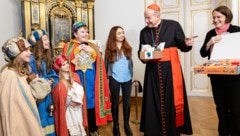 Der Wiener Erzbischof Schönborn empfing vier Sternsinger aus der Pfarre Inzersdorf-St. Nikolaus stellvertretend für insgesamt 85.000 Kinder. (Bild: APA/STEPHAN SCHNLAUB)