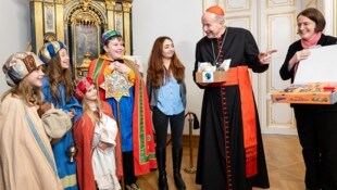 Der Wiener Erzbischof Schönborn empfing vier Sternsinger aus der Pfarre Inzersdorf-St. Nikolaus ...
