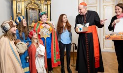 Der Wiener Erzbischof Schönborn empfing vier Sternsinger aus der Pfarre Inzersdorf-St. Nikolaus ...