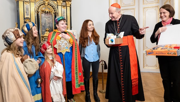 Archbishop Schönborn of Vienna received four carol singers from the parish of Inzersdorf-St. Nikolaus on behalf of a total of 85,000 children. (Bild: APA/STEPHAN SCHNLAUB)