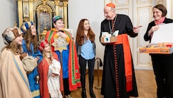 Der Wiener Erzbischof Schönborn empfing vier Sternsinger aus der Pfarre Inzersdorf-St. Nikolaus stellvertretend für insgesamt 85.000 Kinder. (Bild: APA/STEPHAN SCHNLAUB)