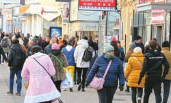 Auf der Mariahilfer Straße ist Freitag- vormittag schon einiges los. Rabatte, Gutscheine und ...