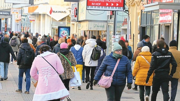 Auf der Mariahilfer Straße ist Freitag- vormittag schon einiges los. Rabatte, Gutscheine und Umtausch locken die Wiener hierher. (Bild: Zwefo)