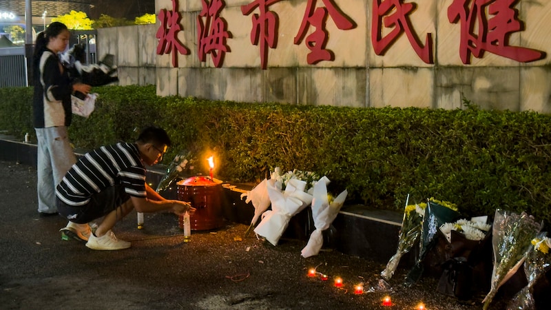 Tiefe Trauer und Fassungslosigkeit nach der Amokfahrt in Zhuhai (Bild: AP/The Associated Press)