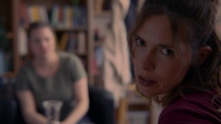 Schmeller (re.) schlüpft in der Serie selber in die Rolle der sexsüchtigen Therapeutin.