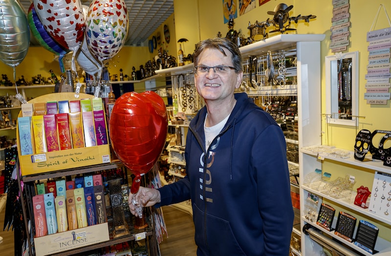 Josef Gappmair from the "Kunststücke" store rubbed his hands with satisfaction: "A lot of people really went shopping right after the holidays. Many paid with vouchers." (Bild: Markus Tschepp)