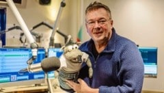 Stefan Gaugusch im Radiostudio mit seinem beliebten Ratten-Alter-Ego Rolf Rüdiger. (Bild: Urbantschitsch Mario)