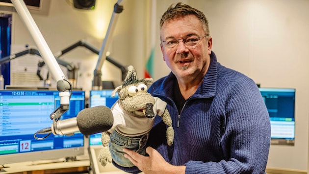 Stefan Gaugusch im Radiostudio mit seinem beliebten Ratten-Alter-Ego Rolf Rüdiger. (Bild: Urbantschitsch Mario/Mario Urbantschitsch)