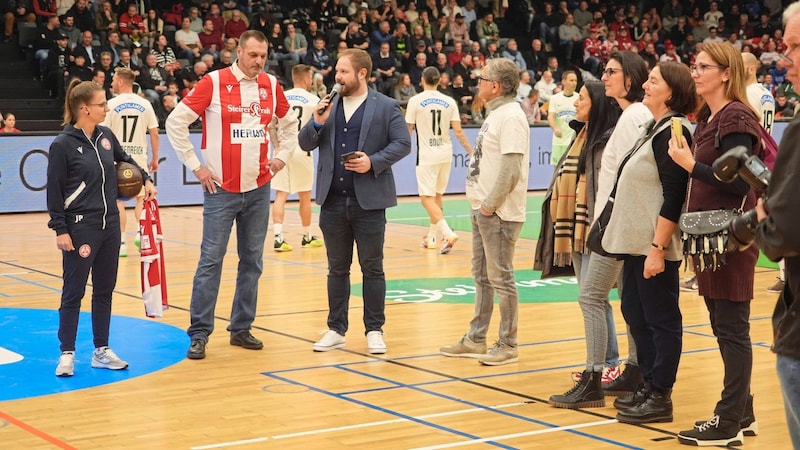 Die in den Neunzigerjahren verstorbene GAK-Legende Zelimir Vidovic wurde am Parkett posthum und im Beisein von Familienmitgliedern geehrt. (Bild: Pail Sepp/Sepp Pail)