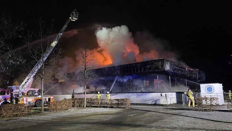 Insgesamt 70 Einsatzkräfte standen damals in Dornbirn-Rohrbach im Einsatz. (Bild: Admira Dornbirn)