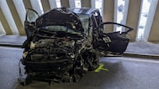 Der Kleinwagen wurde völlig zerstört.