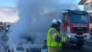 Das Auto eines 26-Jährigen stand in St. Johann in Flammen. (Bild: ZOOM.Tirol)