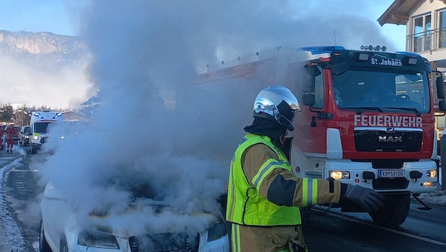 Das Auto eines 26-Jährigen stand in St. Johann in Flammen. (Bild: ZOOM.Tirol)