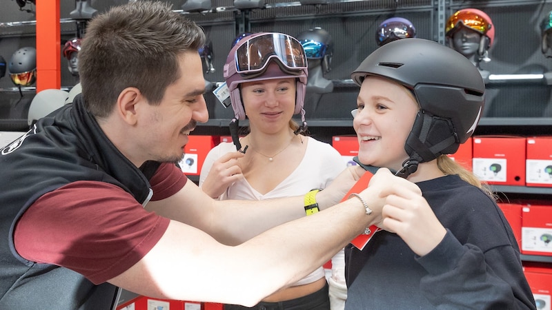 Clemens half Theresa (rechts) und Anja, einen Helm zu finden. (Bild: Christian Forcher/Fotoworxx)