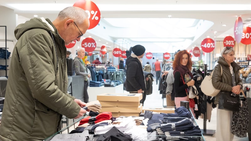 Nicht jeder hatte etwas umzutauschen, einige stöberten nur. (Bild: Christian Forcher/Fotoworxx)