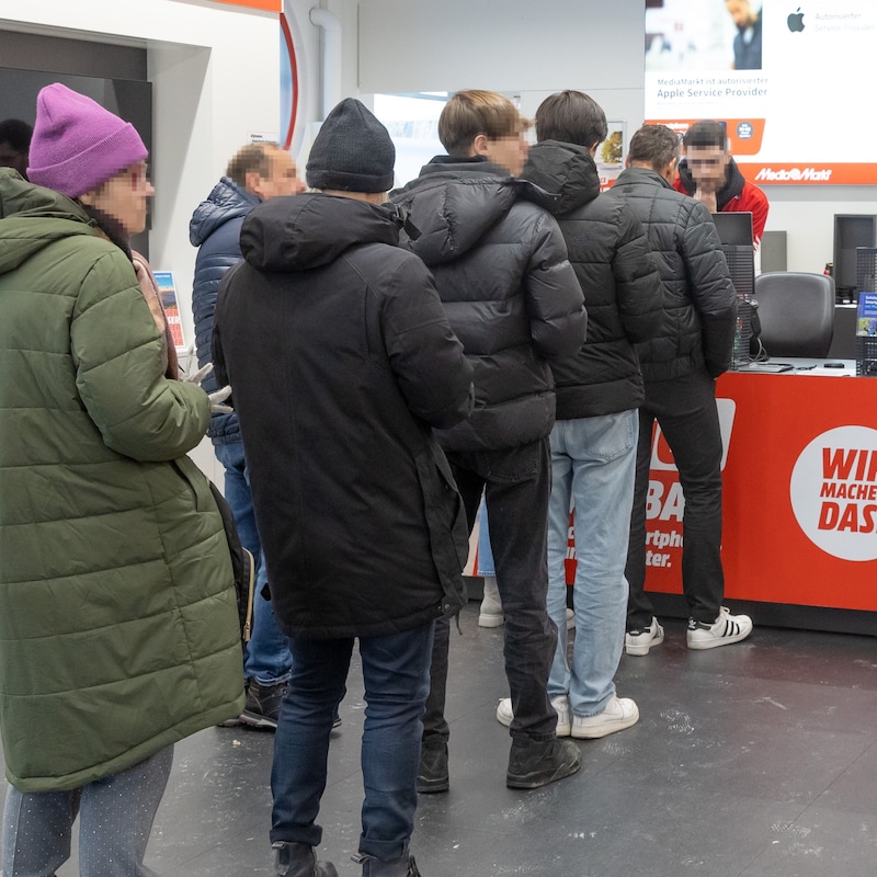 Anstehen hieß es beim Service in einem Technik-Markt. (Bild: Christian Forcher/Fotoworxx)