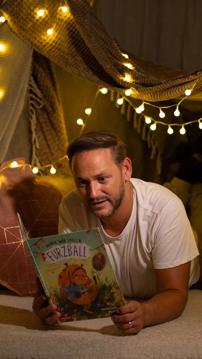 Leseonkel loves reading in comfort.