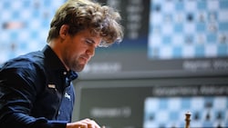 Titelverteidiger Magnus Carlsen hat bei der Schnellschach-WM in New York für einen Eklat gesorgt. (Bild: AFP/APA/DIBYANGSHU SARKAR)