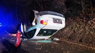 Das verunfallte Fahrzeug (Bild: Feuerwehr Stubenberg am See)