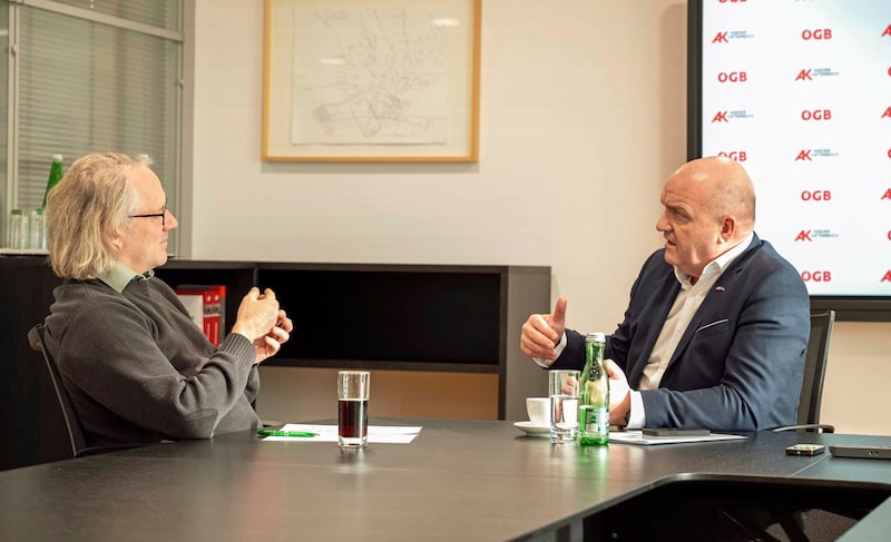 AK President Markus Wieser in conversation with "Krone" Lower Austria leader Lukas Lusetzky. (Bild: AKNÖ/G. Buchegger)