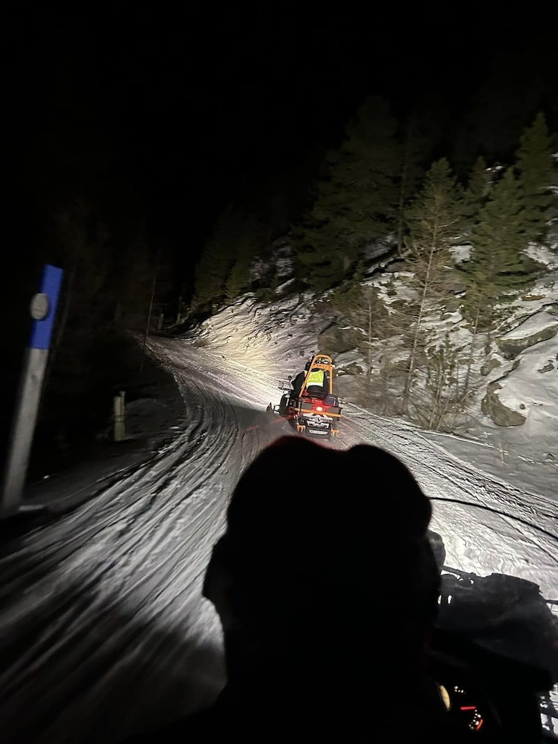 Mit den Skidoos ging es schnell zum Rettungswagen. (Bild: Bergrettung Klagenfurt)