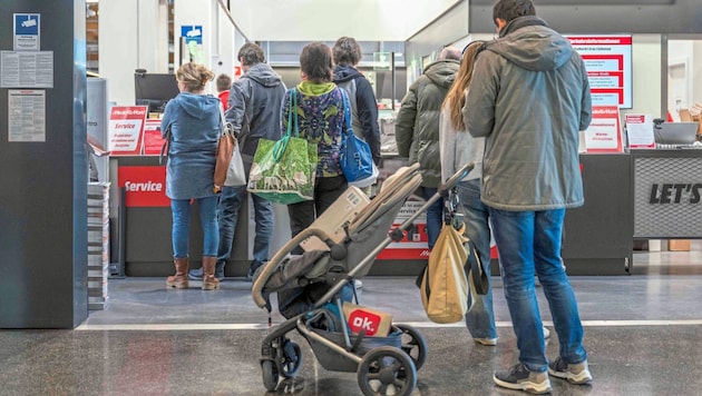 Traditionelle „Stauzonen“ in den Tagen nach dem Fest: die Service-Schalter im Fachhandel (Bild: Jürgen Fuchs)