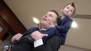 Elon Musk mit seinem Sohn X im Dezember 2024 (Bild: APA/Associated Press)