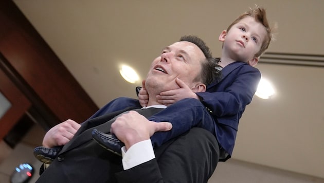 Elon Musk with his son X in December 2024 (Bild: Associated Press)