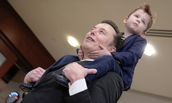 Elon Musk mit seinem Sohn X im Dezember 2024