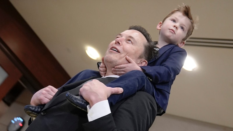 Musk with son X Æ A-XII (Bild: APA/Associated Press)