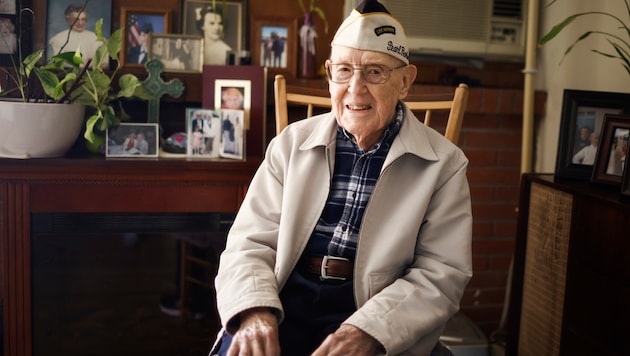 Warren „Red“ Upton war der letzte Überlebende des japanischen Angriffs auf Pearl Harbor. Jetzt ist der fürhere Funker im Alter von 105 Jahren gestorben. (Bild: APA/Shae Hammond/Bay Area News Group via AP)